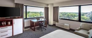DoubleTree by Hilton Chicago Schaumburg的电视和/或娱乐中心