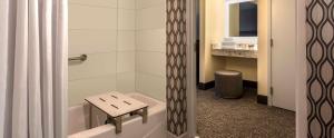 DoubleTree by Hilton Chicago Schaumburg的一间浴室