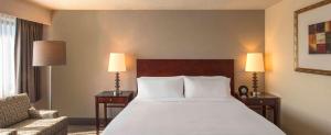 DoubleTree by Hilton Chicago Schaumburg客房内的一张或多张床位