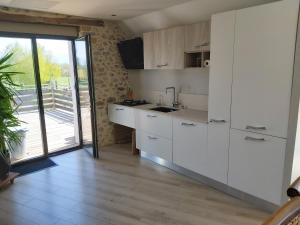 Kuchyň nebo kuchyňský kout v ubytování Maison entourée d animaux en pleine campagne + 26 fotografií