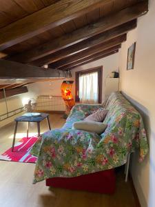 een slaapkamer met een bed met een kleurrijke sprei bij Al Paese Vecchio in Vasanello