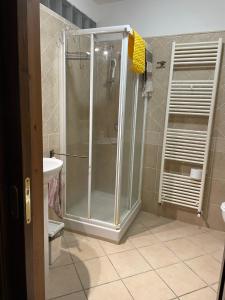 een douche met een glazen deur in de badkamer bij Al Paese Vecchio in Vasanello