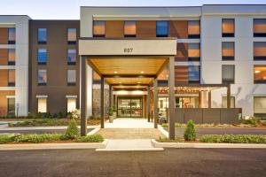 un rendimiento de la entrada a un edificio en Home2 Suites By Hilton Decatur Ingalls Harbor en Decatur