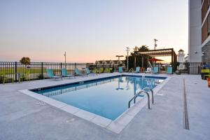 Home2 Suites By Hilton Decatur Ingalls Harbor في ديكاتور: مسبح في فندق يوجد كراسي حوله