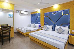 Postel nebo postele na pokoji v ubytování Hotel Preet Palace -5 Mints Walk From Nizamuddin Railway Station + 36 fotografií