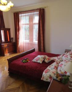 1 dormitorio con cama con almohadas y ventana en Apartment Kamelija, en Opatija
