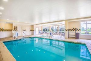 een groot zwembad met blauw water in een hotelkamer bij Hilton Garden Inn Wichita in Wichita
