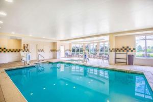 Πισίνα στο ή κοντά στο Hilton Garden Inn Wichita