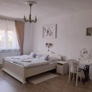 Postel nebo postele na pokoji v ubytování Edina Vintage Vendégház