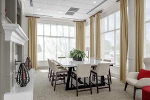 - une salle à manger avec une table et des chaises dans l'établissement Hilton Garden Inn Wilmington Mayfaire Town Center, à Wilmington
