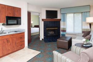 een hotelkamer met een woonkamer met een open haard bij Hampton Inn & Suites Kokomo in Kokomo
