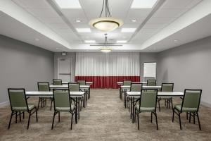 una sala de conferencias con mesas y sillas. en Hilton Garden Inn Wilmington Mayfaire Town Center, en Wilmington