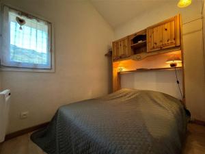 - une petite chambre avec un lit et une fenêtre dans l'établissement Appartement Les Menuires, 3 pièces, 6 personnes - FR-1-452-278, aux Menuires