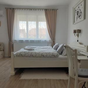 Ένα ή περισσότερα κρεβάτια σε δωμάτιο στο Edina Vintage Vendégház