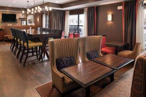 a dining room with a table and chairs at Hampton Inn Minneapolis St. Paul-Woodbury in Woodbury
