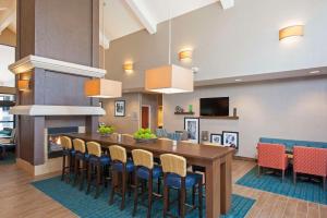 una grande sala da pranzo con tavolo e sedie di Hampton Inn & Suites South Bend a South Bend