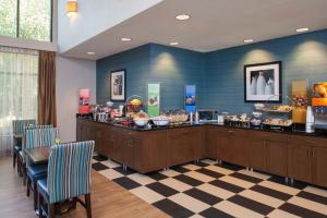 een restaurant met een bar met eten erop bij Hampton Inn & Suites South Bend in South Bend