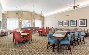 un restaurante con mesas y sillas en una habitación en Homewood Suites by Hilton San Bernardino, en San Bernardino