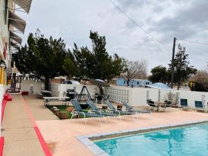 Bazén v ubytování Apache Motel nebo v jeho okolí