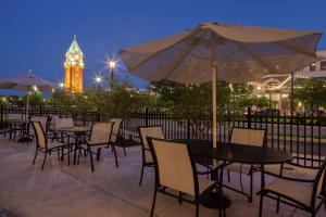 een groep tafels en stoelen met een klokkentoren bij Hilton Garden Inn Toledo / Perrysburg in Perrysburg