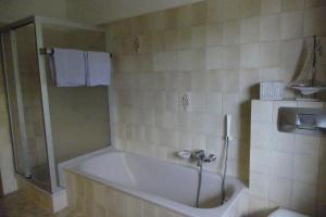 Ένα μπάνιο στο Ferienwohnungen Haus am Karpfenteich +44 φωτογραφίες