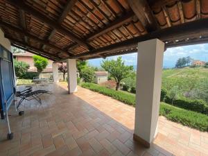 尼札蒙費拉托的住宿－Villa Margherita，享有田野景致的带顶棚天井。