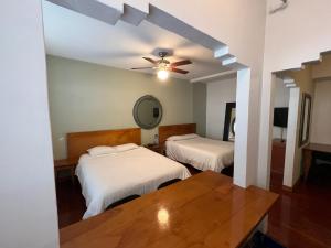 Postel nebo postele na pokoji v ubytování Sherbrooke All Suites Hotel