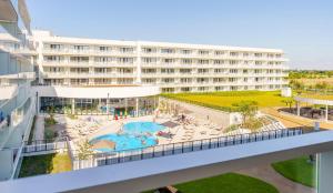 - Vistas a un hotel con piscina y a un edificio en FARO Apartamenty Polanki Aqua free parking 4 baseny, en Kołobrzeg