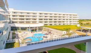 Bazén v ubytovaní FARO Apartamenty Polanki Aqua 4 BASENY w cenie POOLS im Preis alebo v jeho blízkosti