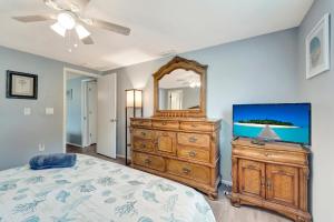 A bed or beds in a room at Southland Breezy Dreams - 10 Minutes to beach