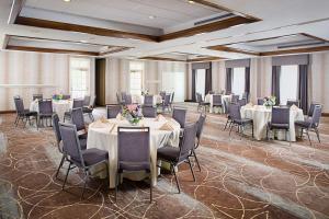 una sala de banquetes con mesas y sillas con flores. en Homewood Suites by Hilton Raleigh/Cary, en Cary