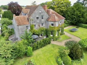 una vista aérea de una casa antigua con jardín en The Mount Somerton Apartments - Somerset Private, Peaceful & 400 mtres from the village, en Somerton