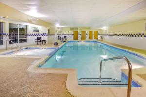 a large swimming pool in a large room at Hilton Garden Inn Chesterton in Chesterton