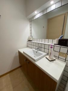 bagno con lavandino e specchio di Magellano Apartments a Pontecagnano