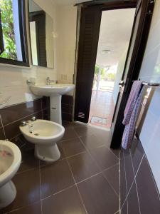 bagno con lavandino, servizi igienici e specchio di Magellano Apartments a Pontecagnano