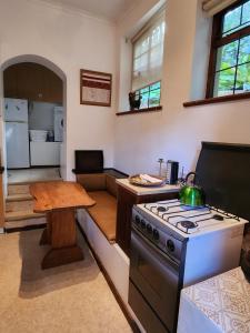 Η κουζίνα ή μικρή κουζίνα στο iGolomi Hillside Cottage +40 φωτογραφίες