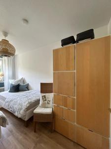 a bedroom with a bed and a large closet at Wohnen am Schloss in Wolfsburg