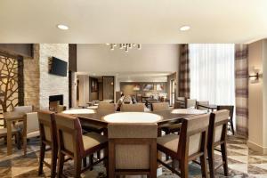 En restaurant eller et spisested på Homewood Suites by Hilton Portland Airport