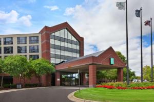 Embassy Suites by Hilton Auburn Hills في أوبورن هيلز: مبنى من الطوب كبير مع نافذة