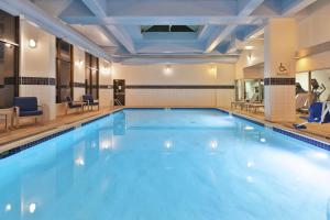 a large swimming pool in a hotel room at Hotel Auburn Hills in Auburn Hills
