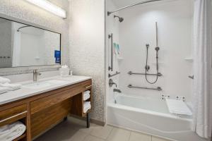 Home2 Suites by Hilton San Antonio Downtown - Riverwalk, TX的一间浴室
