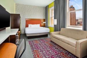 Home2 Suites by Hilton San Antonio Downtown - Riverwalk, TX客房内的一张或多张床位