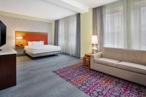 Home2 Suites by Hilton San Antonio Downtown - Riverwalk, TX客房内的一张或多张床位