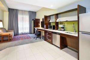 Home2 Suites by Hilton San Antonio Downtown - Riverwalk, TX的厨房或小厨房