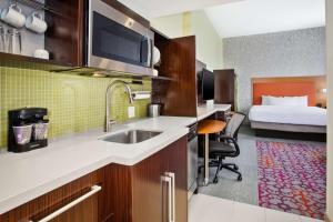 Home2 Suites by Hilton San Antonio Downtown - Riverwalk, TX的厨房或小厨房