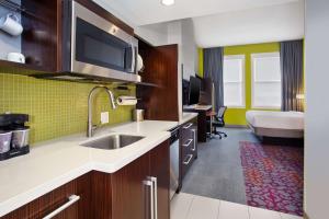 Home2 Suites by Hilton San Antonio Downtown - Riverwalk, TX的厨房或小厨房