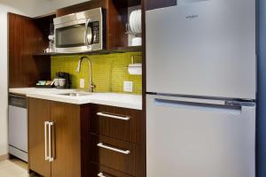 Home2 Suites by Hilton San Antonio Downtown - Riverwalk, TX的厨房或小厨房