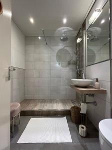 a bathroom with a sink and a mirror at Wohnen am Schloss in Wolfsburg