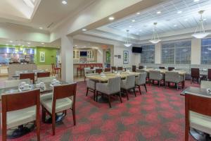 uma grande sala de jantar com mesas e cadeiras em Hilton Garden Inn Richmond South/Southpark em Colonial Heights
