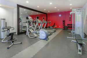 un gimnasio con cintas de correr y máquinas en una habitación en Hilton Garden Inn Richmond South/Southpark en Colonial Heights